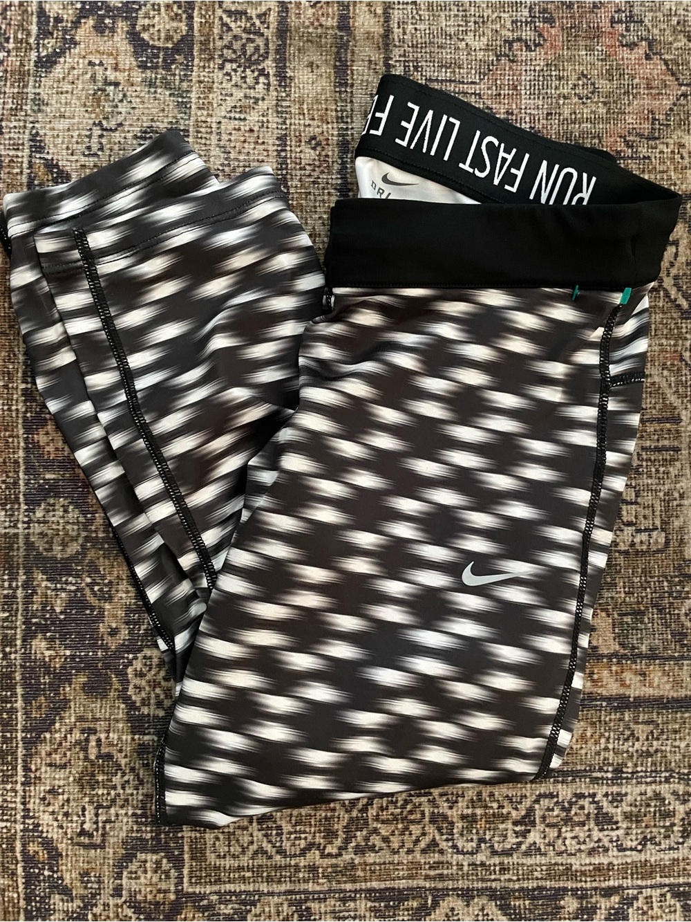 Nike Black and White Women's Patterned Athletic Leggings Capri